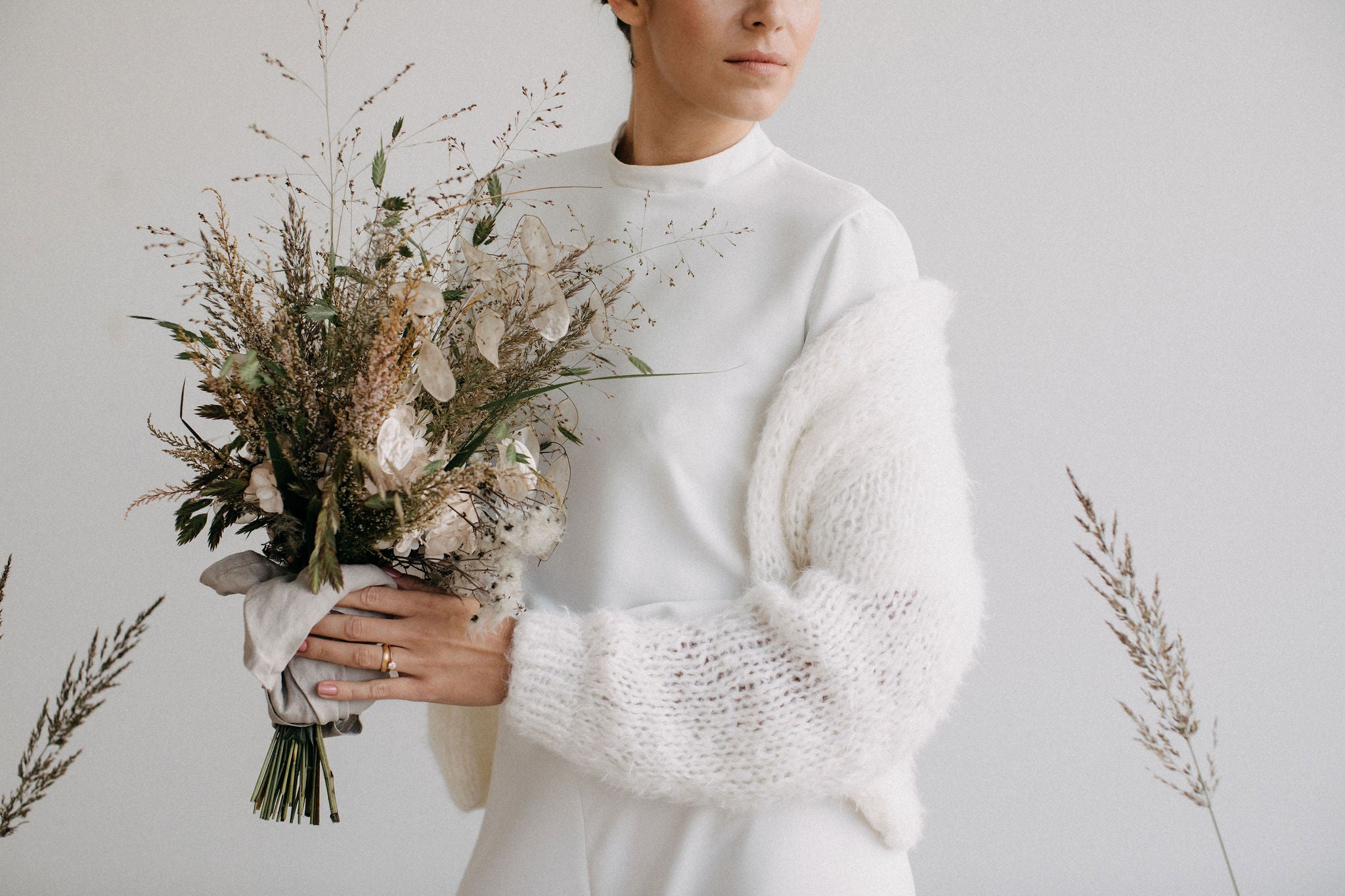 Nachhaltiger Hochzeitsschmuck in Gold von Jan Spille – stilvoll kombiniert mit monochromem Brautlook