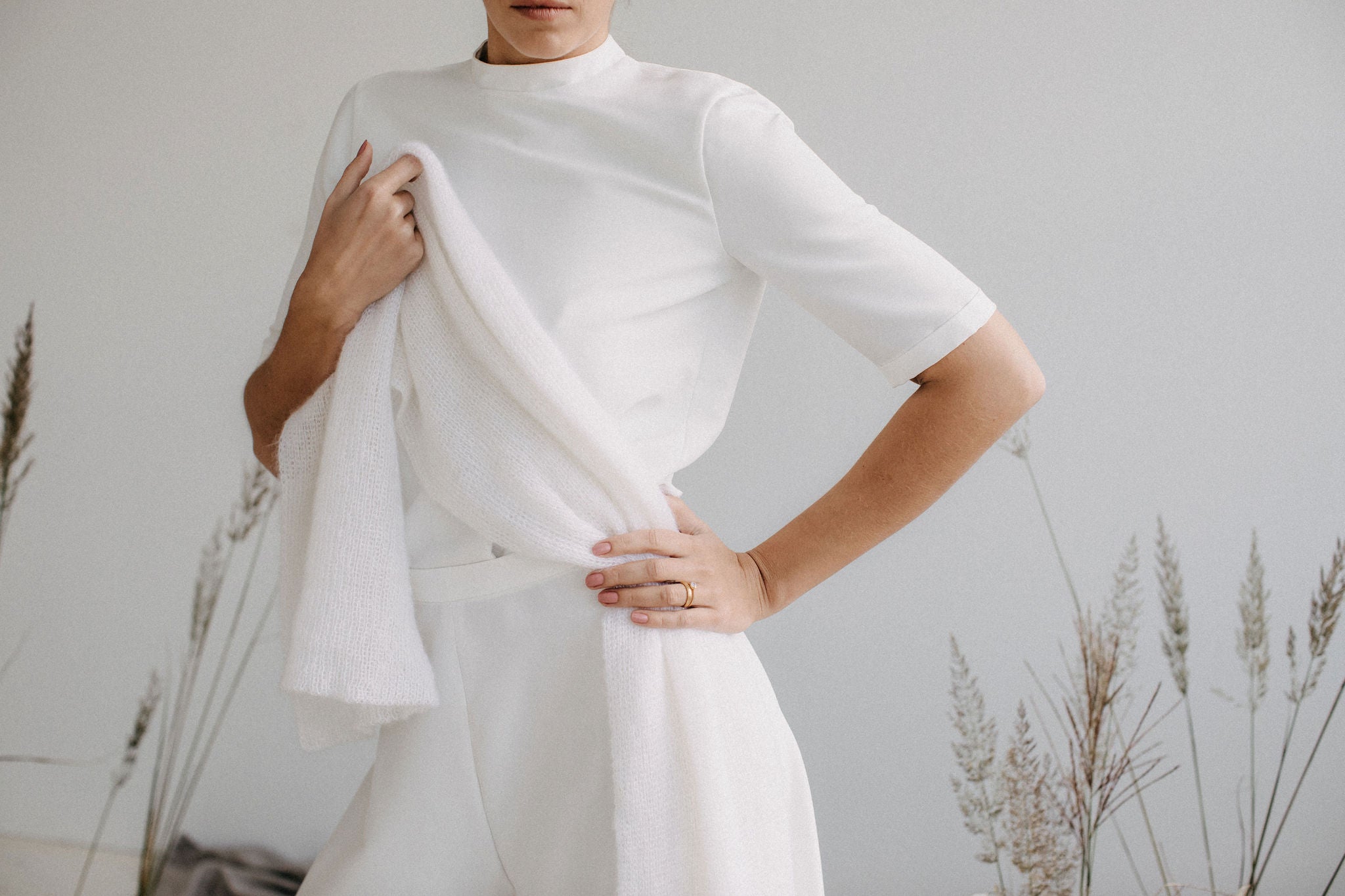Stilvolle Frau im monochromen Outfit inmitten von Pampasgras – modernes Natur- und Designspiel