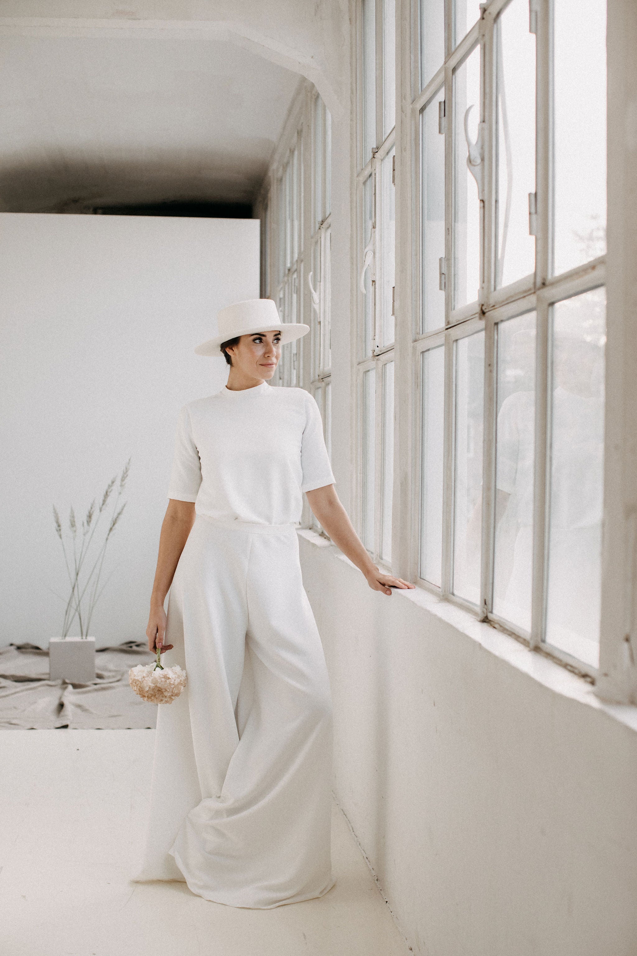 Brautlook mit elegantem weißen Outfit und feinem Goldarmreif von Jan Spille – fair und nachhaltig produziert in Hamburg