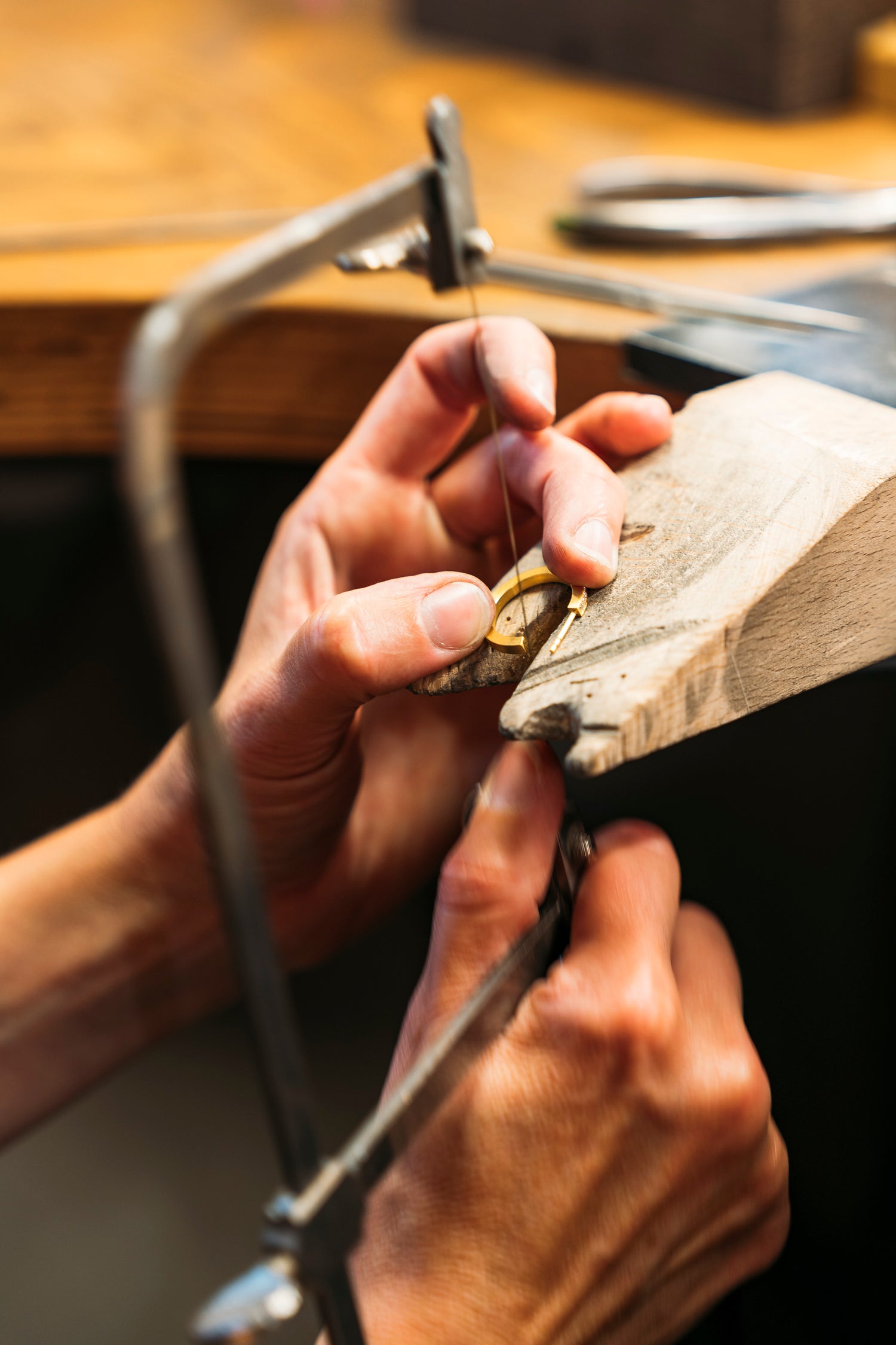 Eine Goldschmiedin fertigt eine Creole aus 18kt fairem Gold