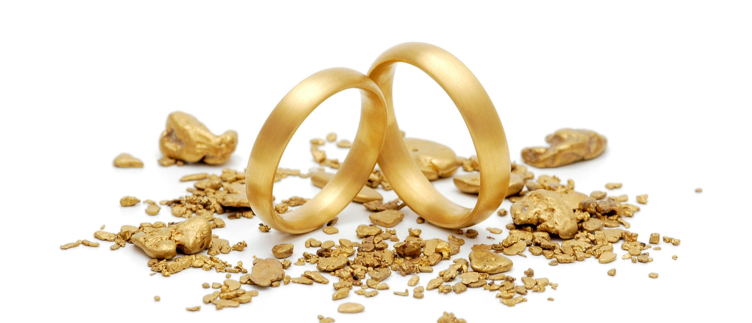 goldene ehering auf kleinen echtgold nuggets bei jan Spille online goldschmuck kaufen