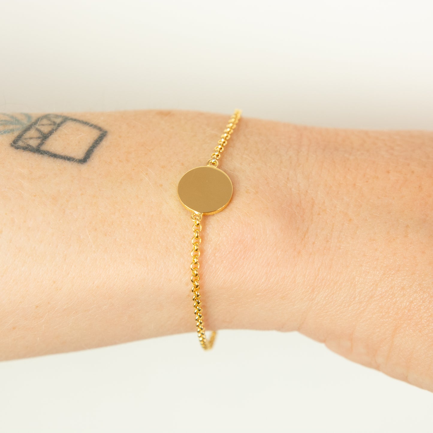 Minimalistisches Armband aus Gold – zart, fair und mit Liebe zum Detail gefertigt.