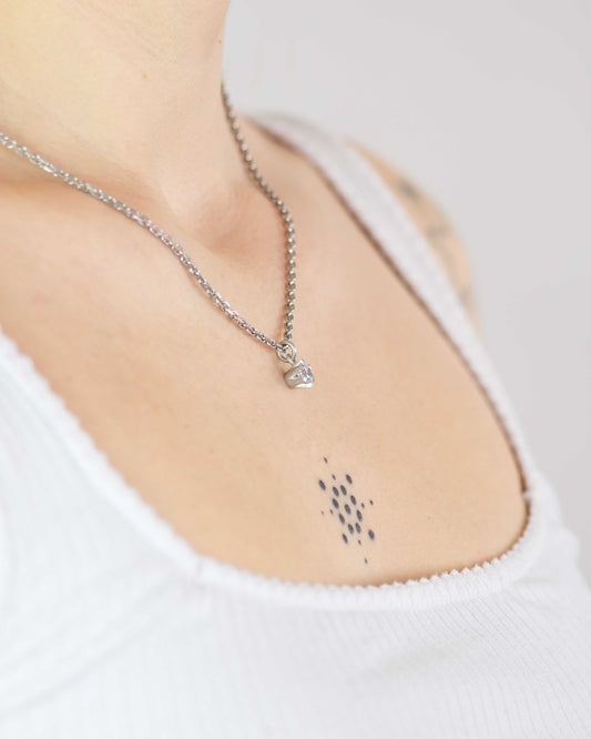 Chaton-Kettenanhänger mit Solitär-Diamant, fair gefertigt von Jan Spille.