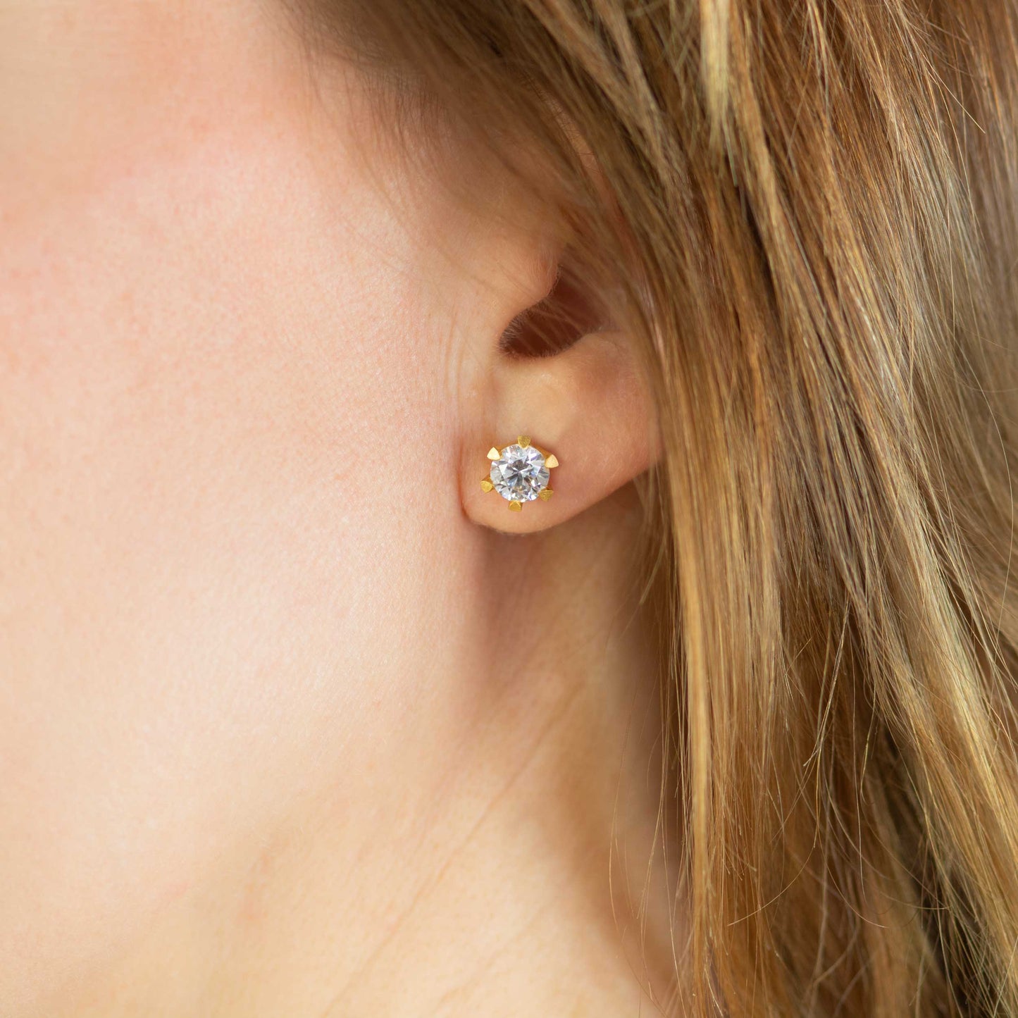 Nachhaltige Diamant-Ohrstecker aus der Chaton-Kollektion, Fine Jewelry aus Hamburg.