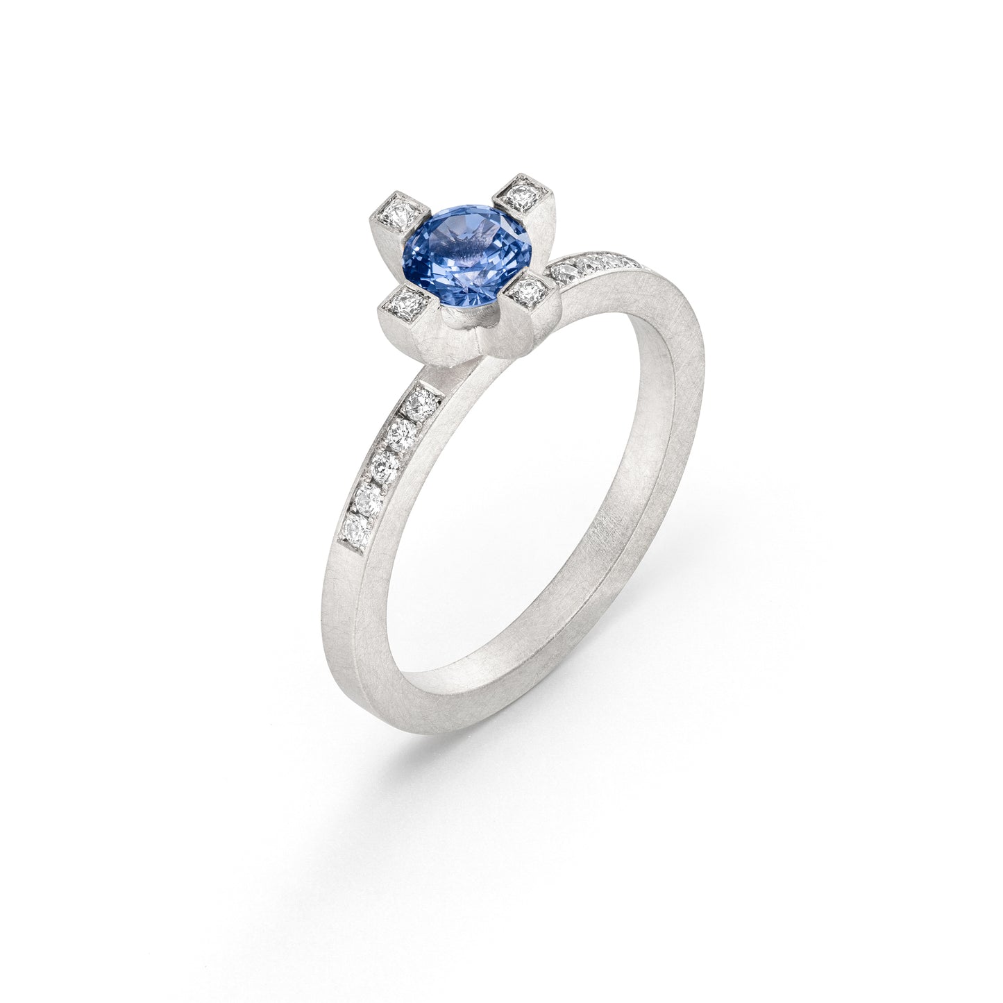 ring mit blauem saphir und diamanten als Verlobunsgring aus 18 kt Weissgold Ceylon-kollektion von Jan Spille