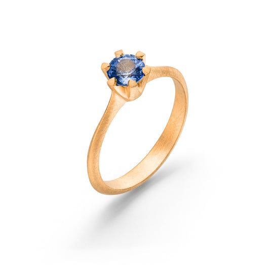 roségold verlibungsring mit dunkelblauem saphir in chaton fassung und dreieckigem ringprofil