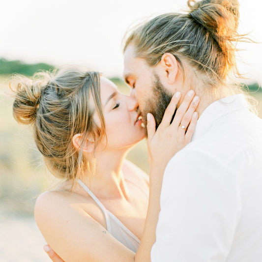 man und frau küssen sich foksu auf 0,2 karat diamant ring aus fairatrde gold an der hand der Frau