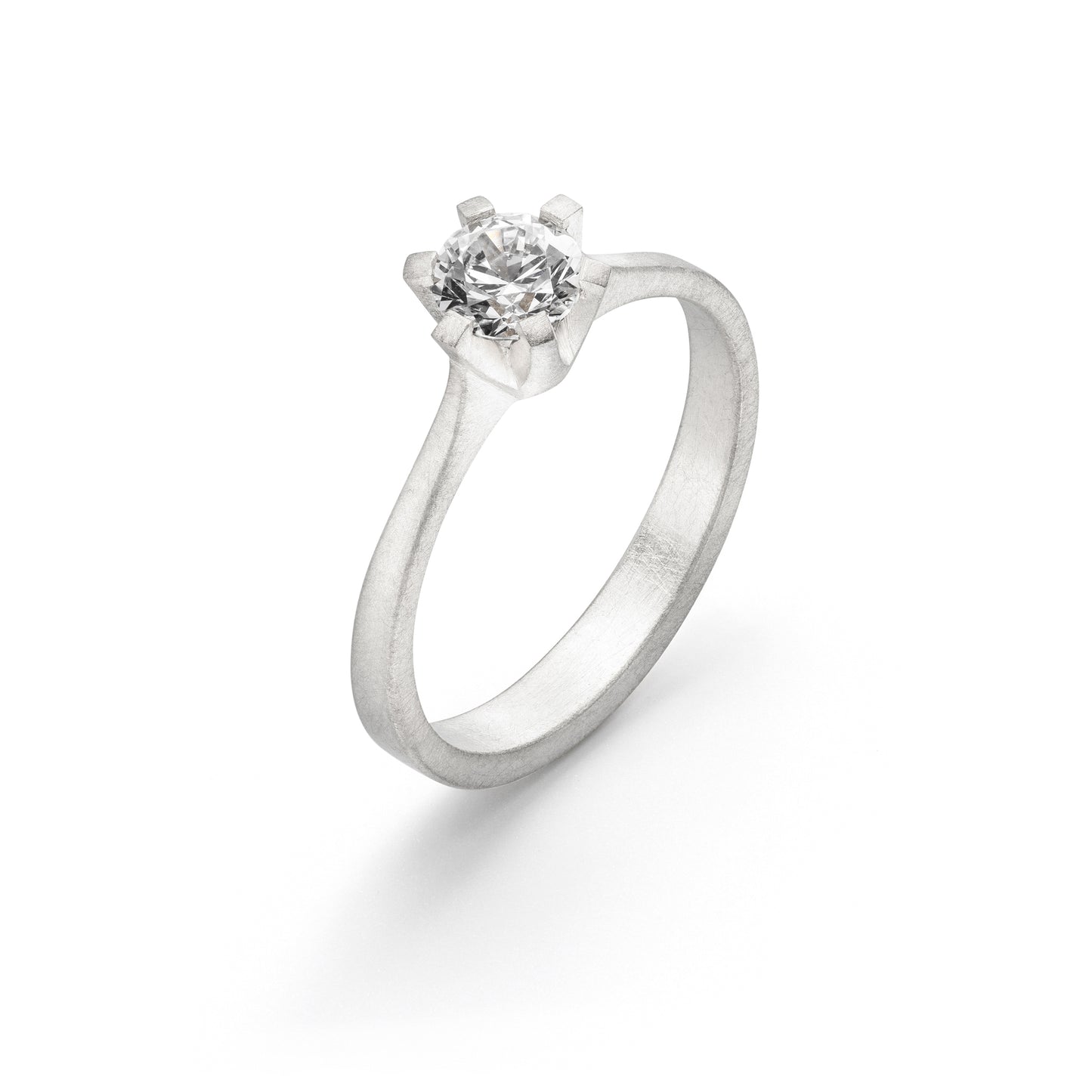 Zarter Goldring mit eckigem ringprofil mit weissem Diamant in chatonfassung aus Fairtrade weissgold