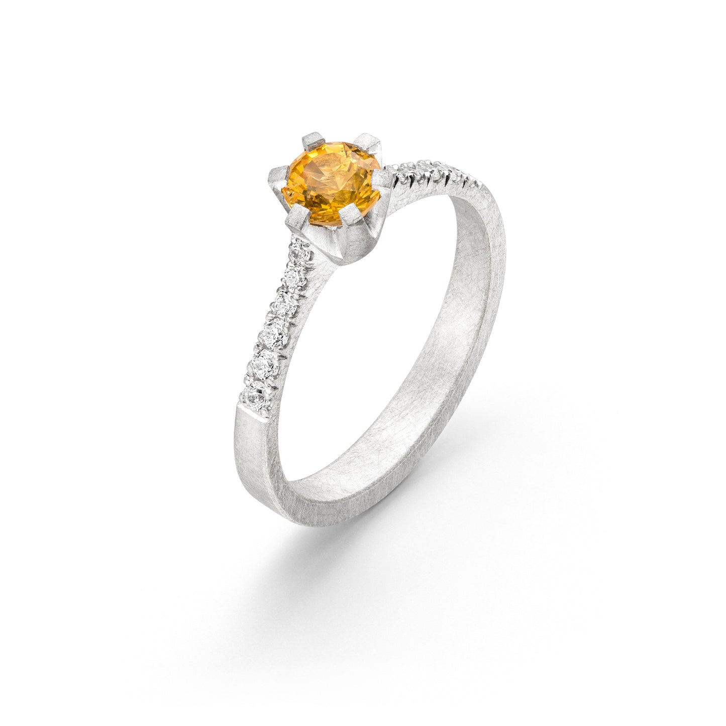 Nachhaltiger Chaton-Ring in Weißgold mit gelbem Saphir und Diamanten, Jan Spille Hamburg.