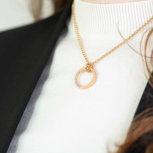 Roségold-Kette mit Diamant – edelsteine kettenanhänger fair gefertigt, Fischgrät-Stil.