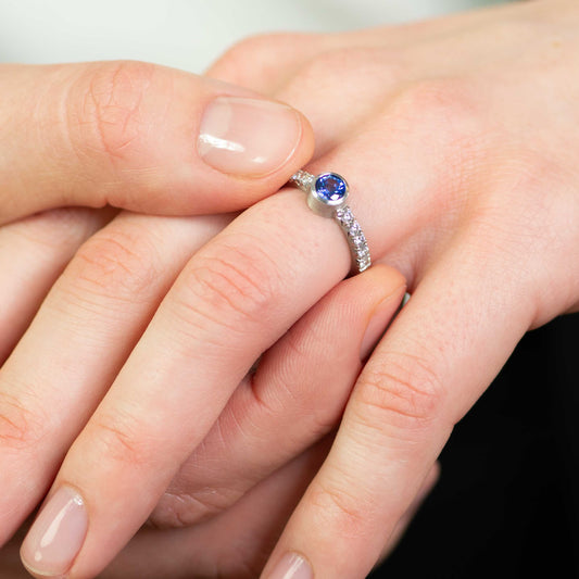 Weissgold-Ring im Fischgrät-Muster – goldring 750 mit stein, Blauer Saphir modern & organisch.
