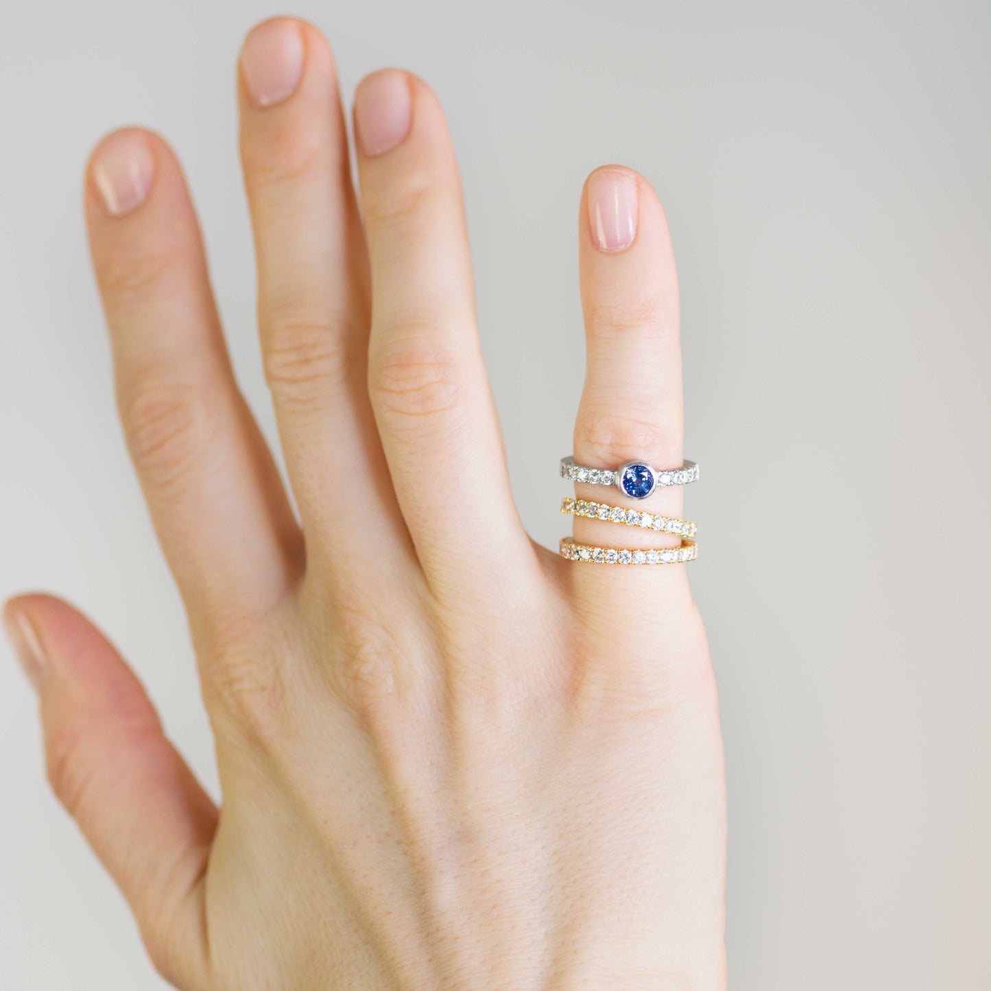 Gelbgold-Fischgrätring mit Diamanten – und Blauem Saphir fairer verlobungsring nachhaltig, elegant inszeniert.