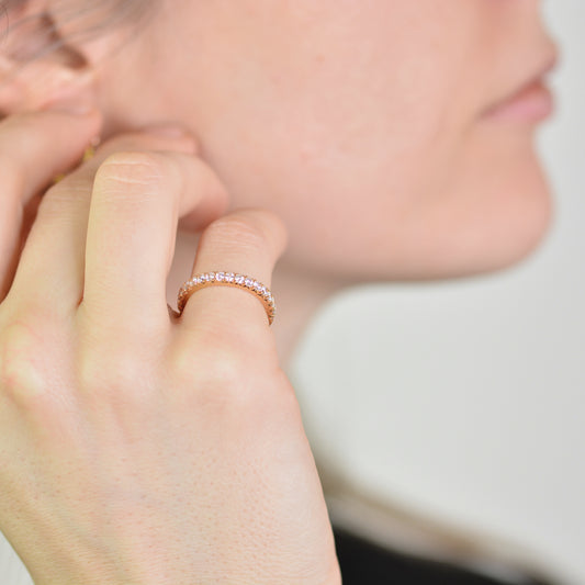 Gelbgold-Ring mit Struktur – fischgrät-verlobungsring, fair produziert in Hamburg.