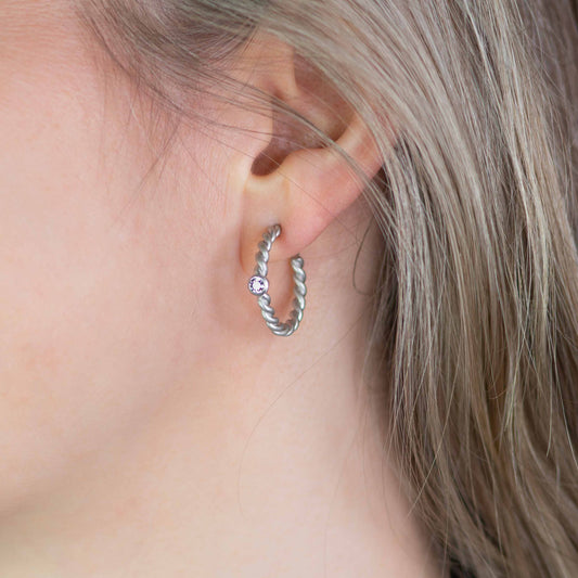 Feine Diamant Creolen in Weißgold – fairer Schmuck, elegant inszeniert von Jan Spille.