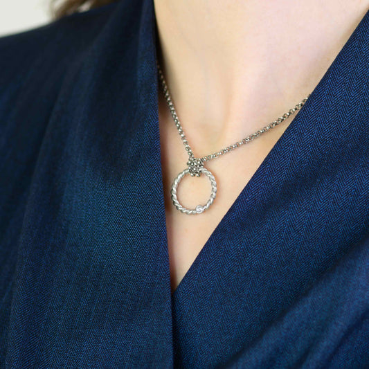 Feiner Diamant-Anhänger in Weißgold – Kordel-Kollektion, getragen & handgefertigt von Jan Spille.