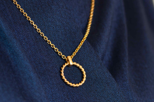 Fairtrade Schmuck: Kette mit Anhänger Diamant in Gelbgold – elegant getragen aus Hamburg.