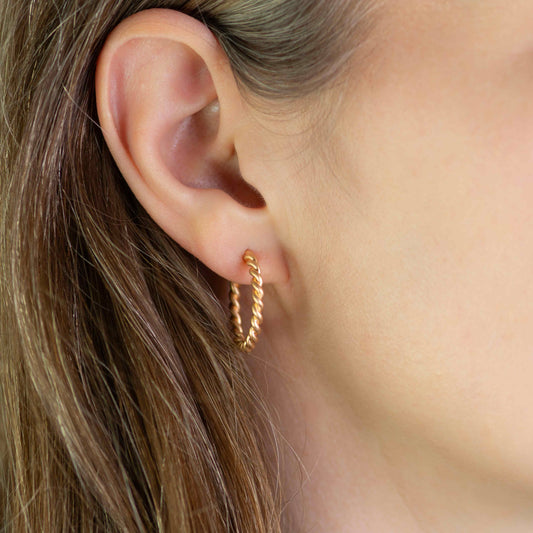 Creolen Gold 750 aus der Kordel-Kollektion, am Ohr getragen – hochwertig & handgefertigt.