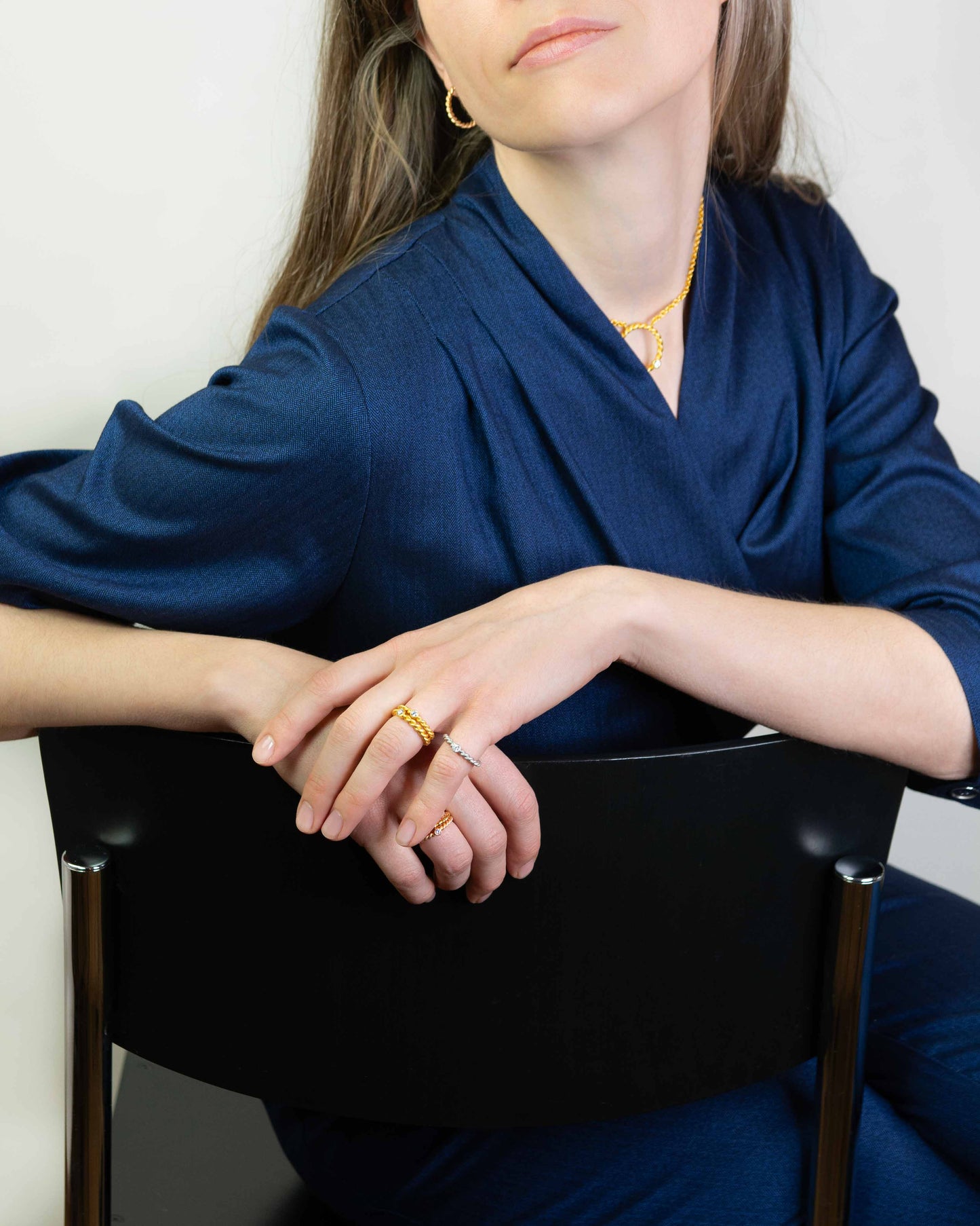 Model trägt geflochtenen Ring und andere Ringe aus der Kordel Kollektion von Jan Spille Schmuck