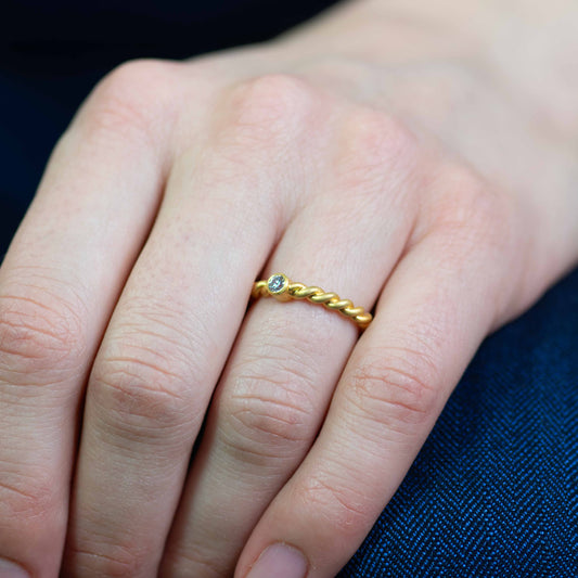 geflochtener ring mit stein fairer Kordel-Ring, hochwertig am Finger inszeniert.