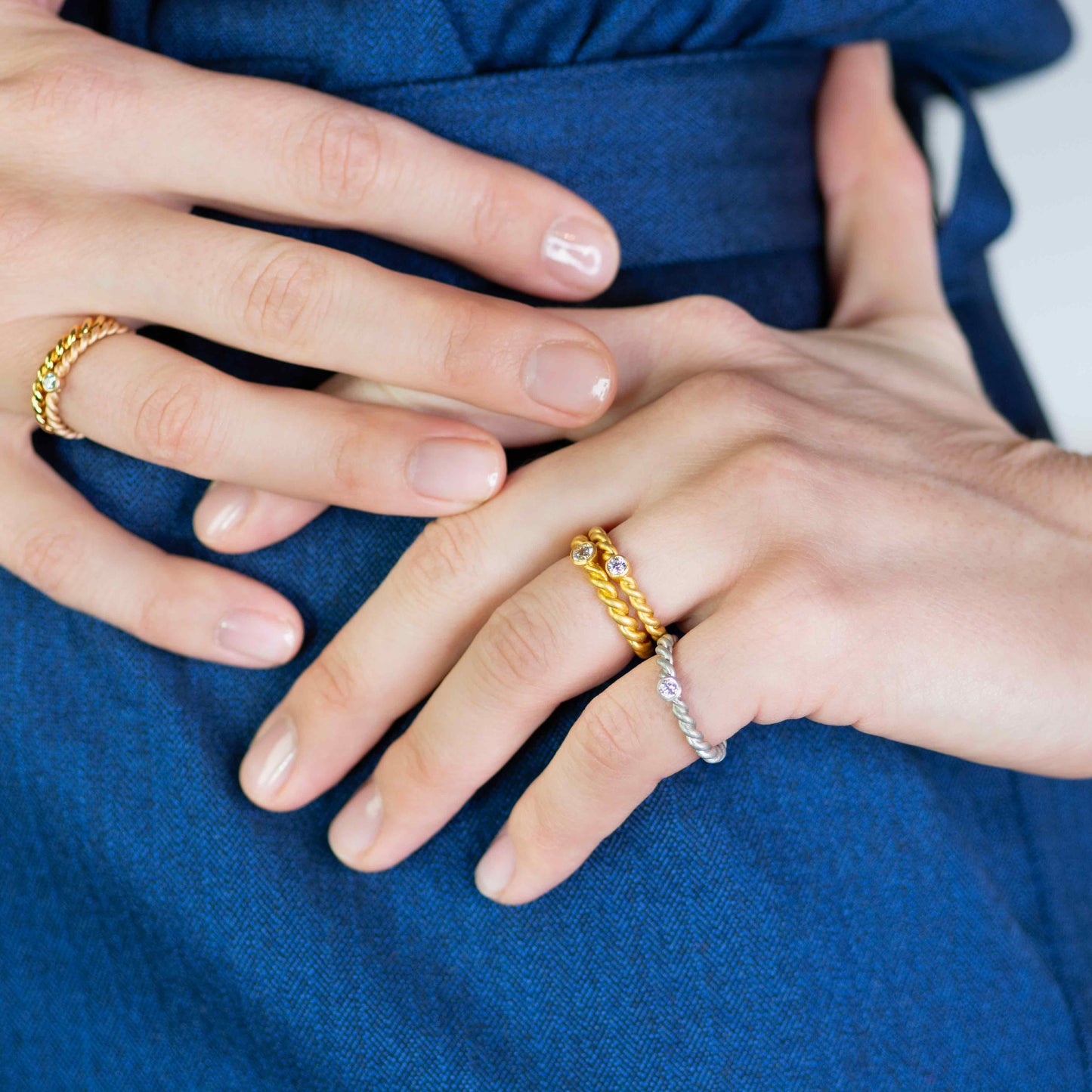 model trägt kordel-ring evon jan spille geflochtener ringe mit stein