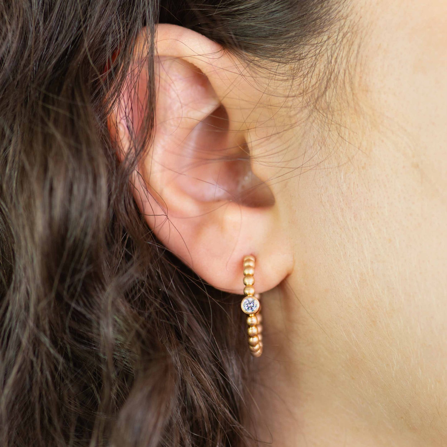 Kugel-Creolen mit Diamanten, nachhaltig & exklusiv – Fine Jewelry von Jan Spille.