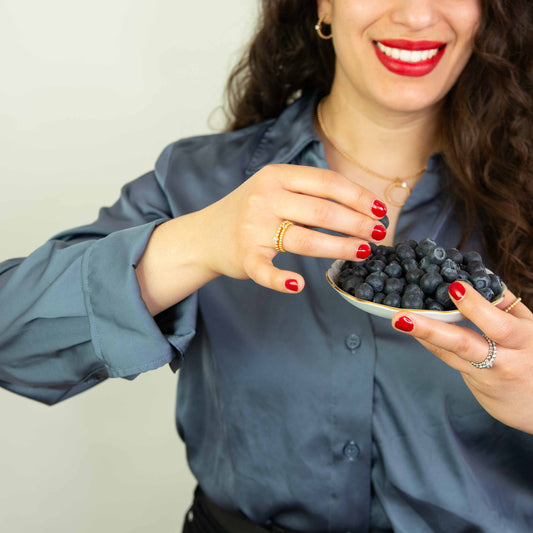 Kugel-Kollektion: zarte Verlobungsringe aus Gold, nachhaltig gefertigt von Jan Spille.