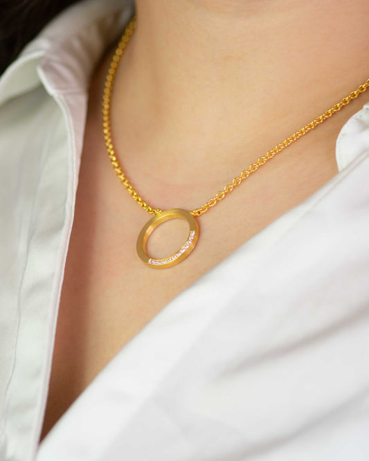 Pavé Kettenahänger Gold Rund am Dekoltee in gelbgold mit ethischen diamanten von Jan Spille