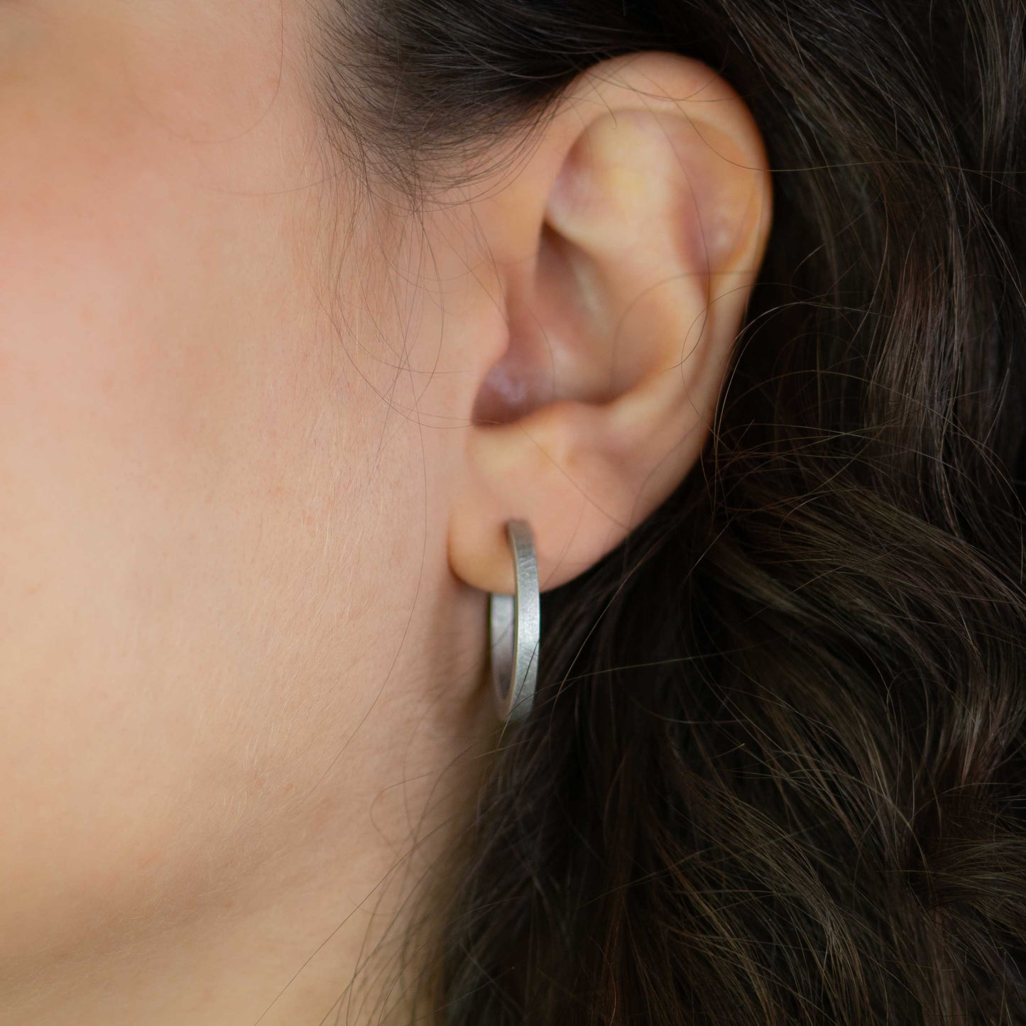 Feine Weißgold-Creolen– pavé-design für ohrstecker gold, hochwertig inszeniert.
