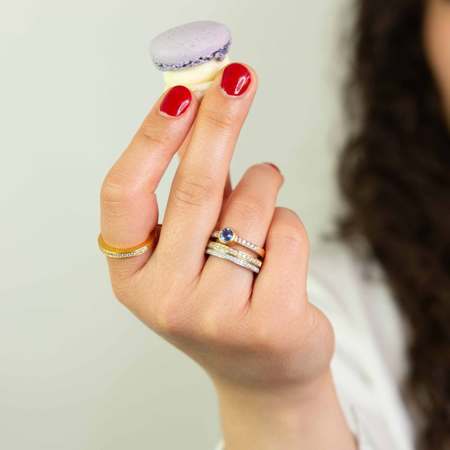 Gelbgoldener Pavé-Ring mit Diamantbesatz – goldring mit stein, fein am Finger getragen.