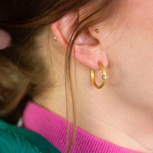 Gelbgold-Creolen mit feinen Diamanten, Rundkollektion – Jan Spille Hamburg.