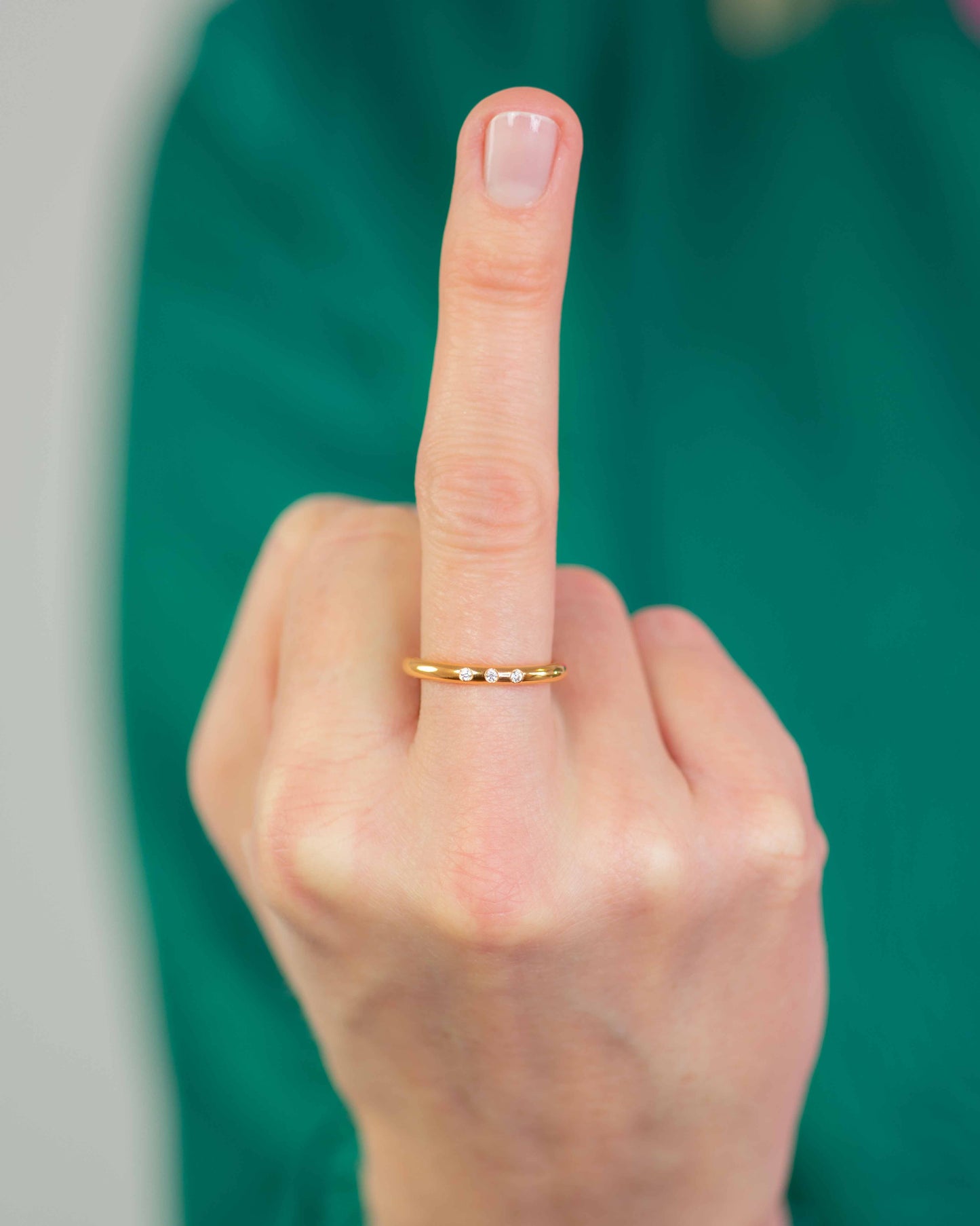 Gelbgold-Verlobungsring mit funkelndem Diamanten – Fine Jewelry von Jan Spille.