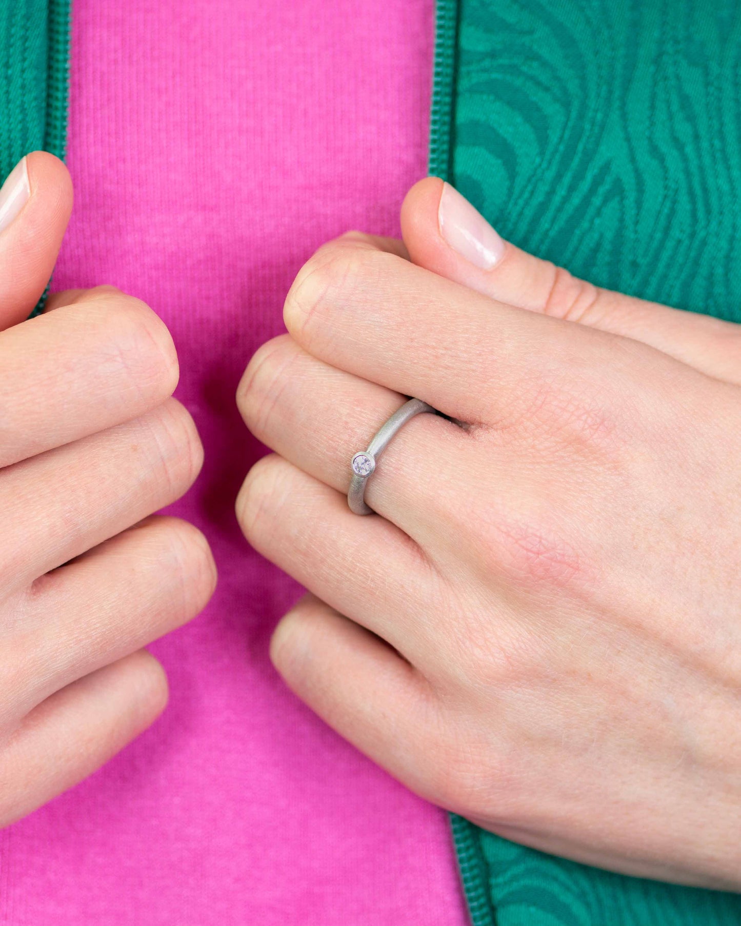 weissgold-Ring mit Solitär-Diamant aus der Rundkollektion, stilvoll inszeniert.