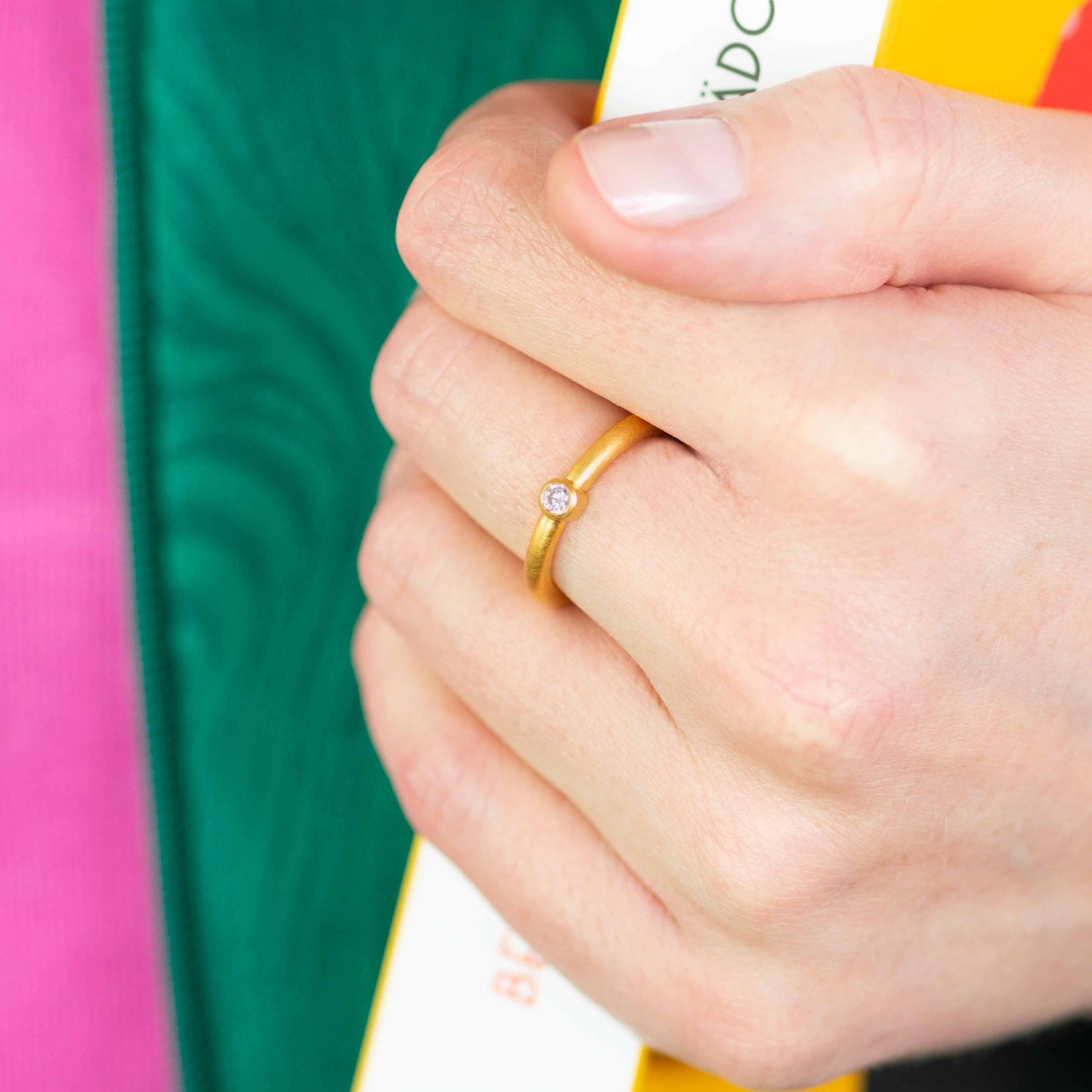 Schlichter Gelbgold-Ring der Rundkollektion mit Diamant, handgefertigt in Hamburg.