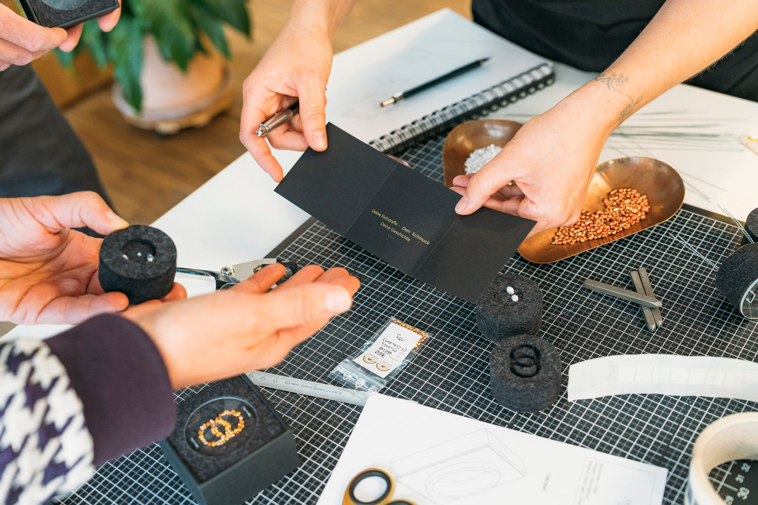 zwei menschen entscheiden über materialien edelmetall von personalisiertem Schmuck von jan spille goldschmied schmuck anfertigen lassen
