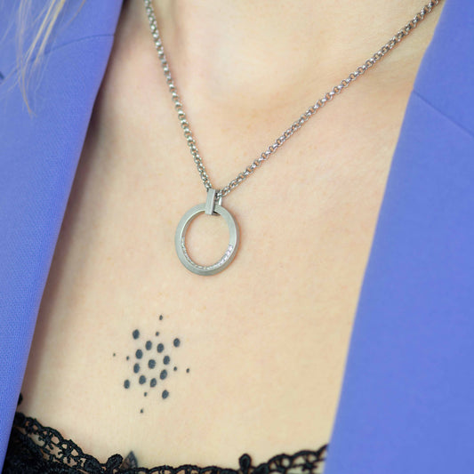 Decolté zeigt eleganten kettenanhänger 750 gold in Weißgold – geschwungenes Design aus der Twister-Kollektion.