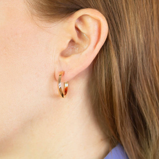 Creolen gedreht gold aus der Twister-Kollektion in 750er Gelbgold – fair & stilvoll am Ohr getragen.