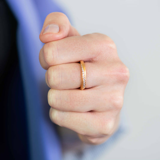 frau macht faust udn zeigt Ring, gedreht mit Stein in gelbgold mit fairen diamanten nachhaltiger schmuck von jan spille