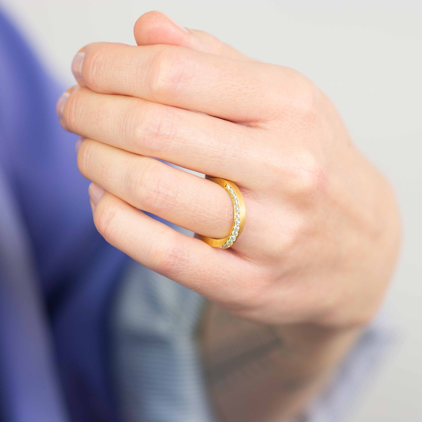 Skulpturaler Möbius-Ring gedreht mit Stein in Gelbgold – fairtrade Schmuck an der hand getragfebn