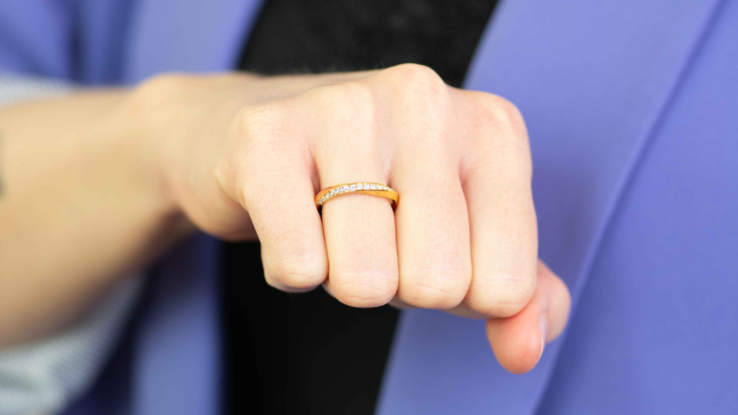 Zarter Verlobungsring Gold aus der Twister-Kollektion – Ring, gedreht mit Stein für Damen.