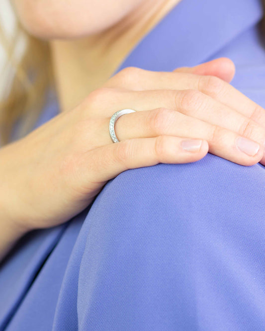 Feiner Verlobungsring in Weißgold – Ring Gold gedreht aus der Twister-Kollektion, am Finger getragen.