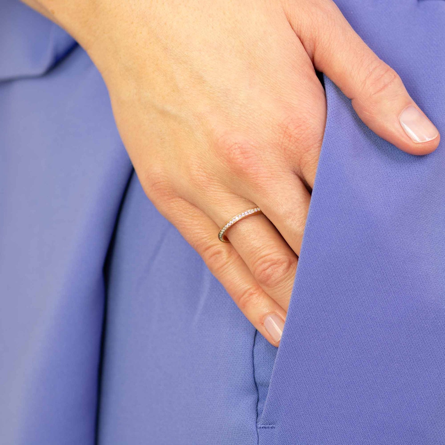 Zarter Verlobungsring in Roségold aus der Twister-Kollektion – 750er Gold, handgefertigt.