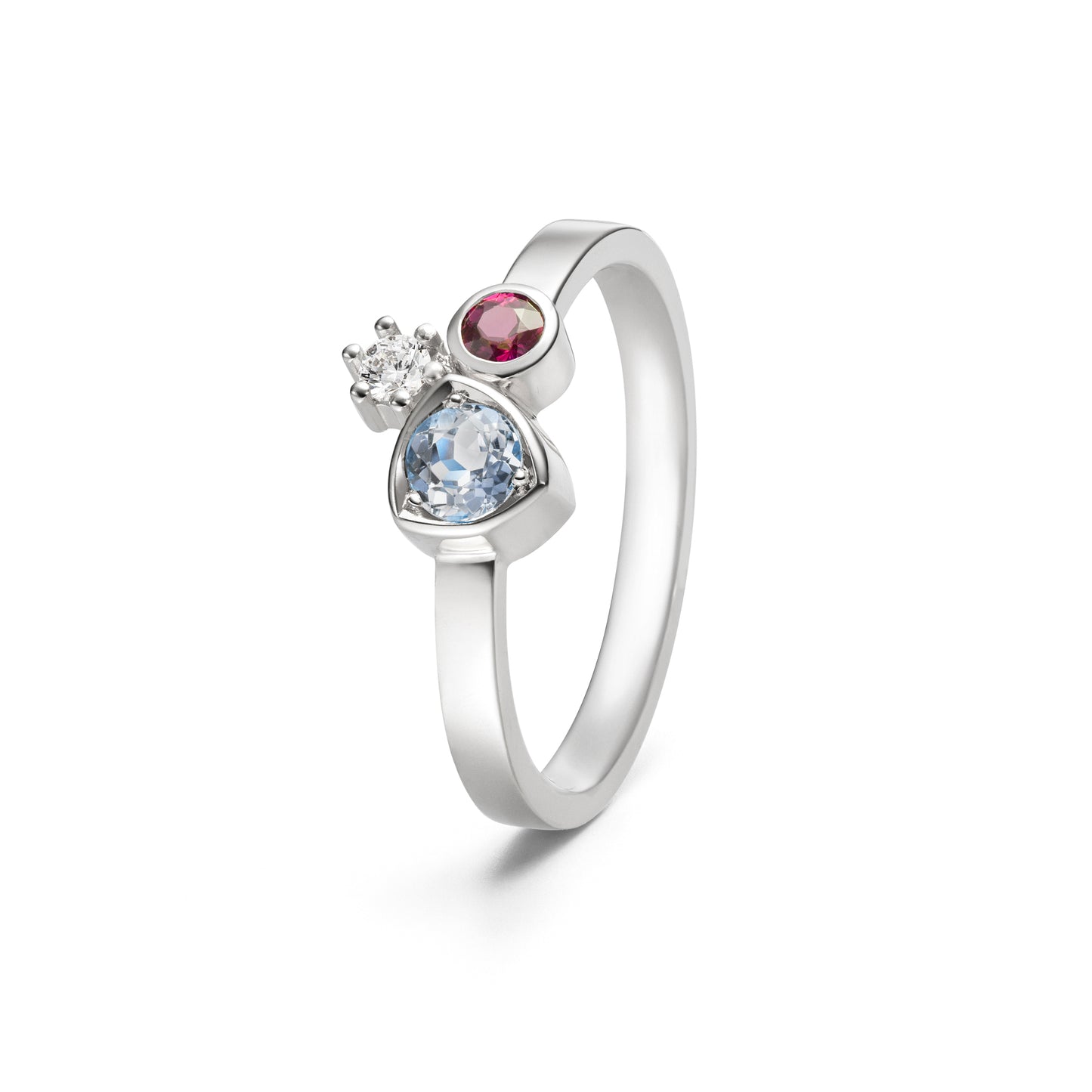 Goldring mit blauem Stein und ethical diamond aus Fairem weissgold von jan Spille aus Hamburg