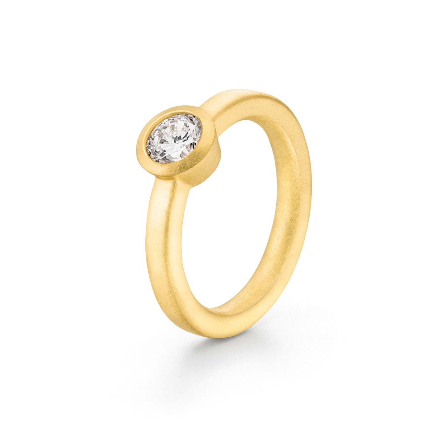 18 kt Gelbgold Verlobungsringe und kleiner Stein der Spotlight-Collection. Handgefertigt und Fair von Jan Spille Schmuck