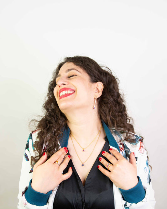 Ringe aus verschiedenen Kollektionen stilvoll kombiniert – goldring mit stein und diamant 750, fairtrade schmuck getragen.