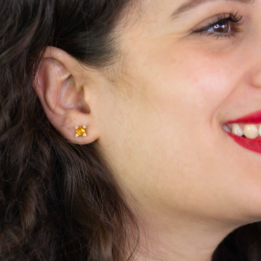 Ohrstecker mit gelbem Saphir – roségold & fair produziert, Ceylon-Kollektion von Jan Spille.