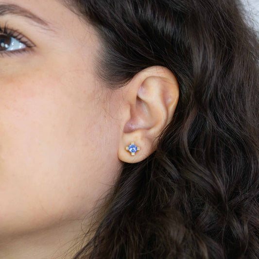 Ceylon-Ohrstecker mit blauem Saphir – ohrstecker gold mit edelstein, fair getragen.