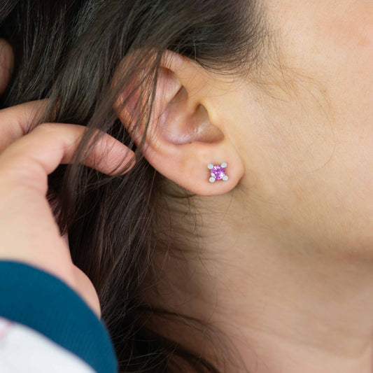 Nachhaltiger Ohrstecker in Weißgold – pinker Saphir, hochwertig am Ohr getragen.