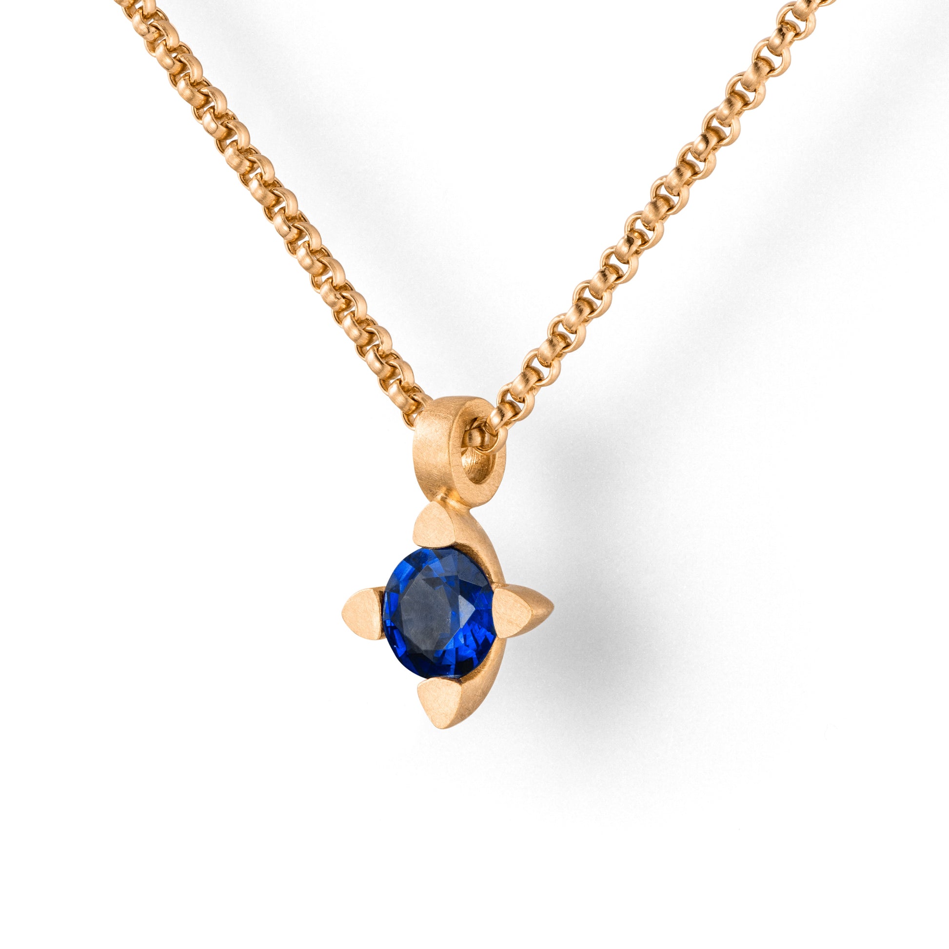 Kette mit Kettenanhänger der Ceylon-Kollektion. Blauer Saphir mit 18 kt Roségold von jan Spille-Schmuck