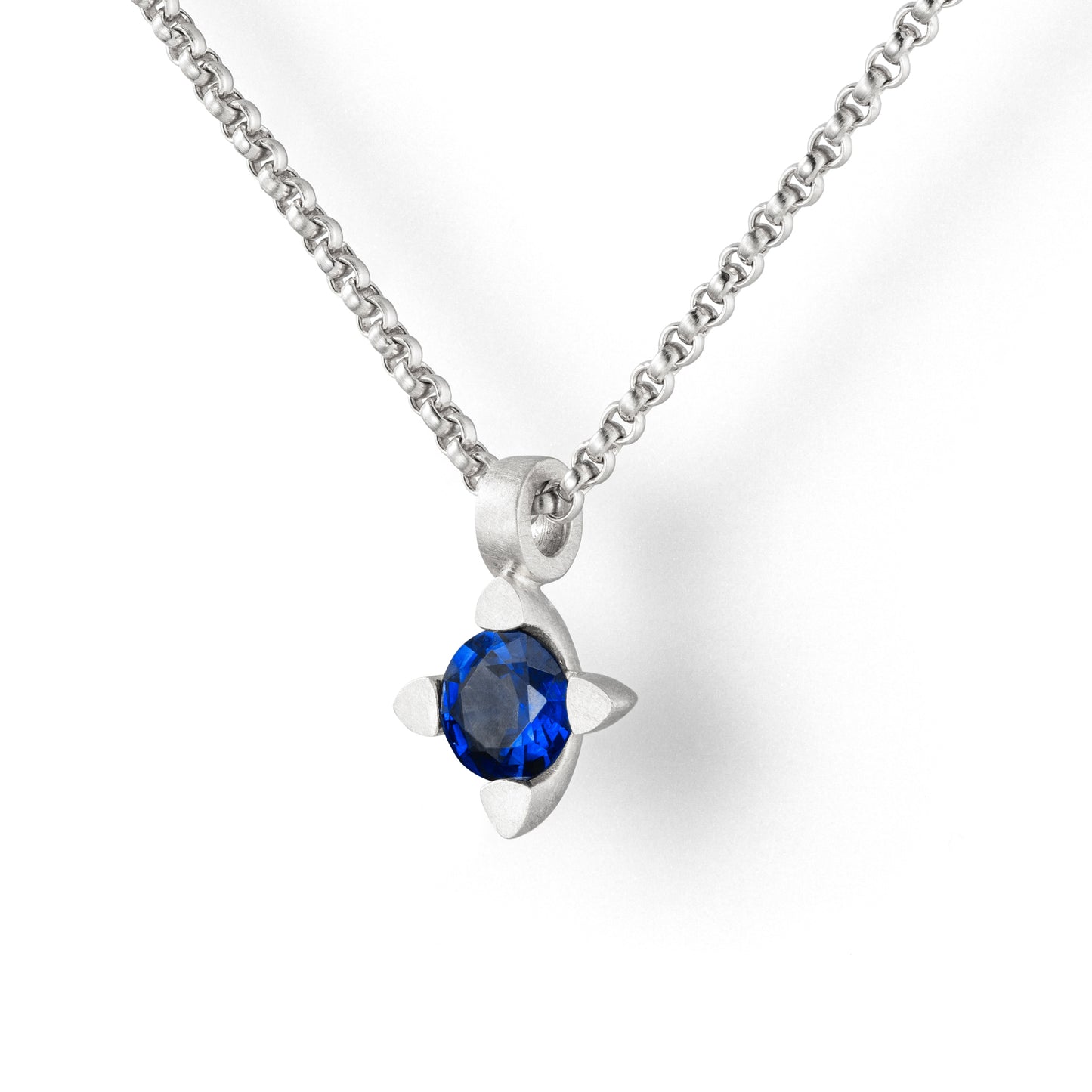 Kette mit Kettenanhänger der Ceylon-Kollektion. Blauer Saphir mit 18 kt weissgold von jan Spille-Schmuck