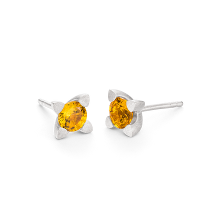 Ohrstecker mit Fair Trade Saphir in 18 kt weissgold von Jan Spille Hamburg